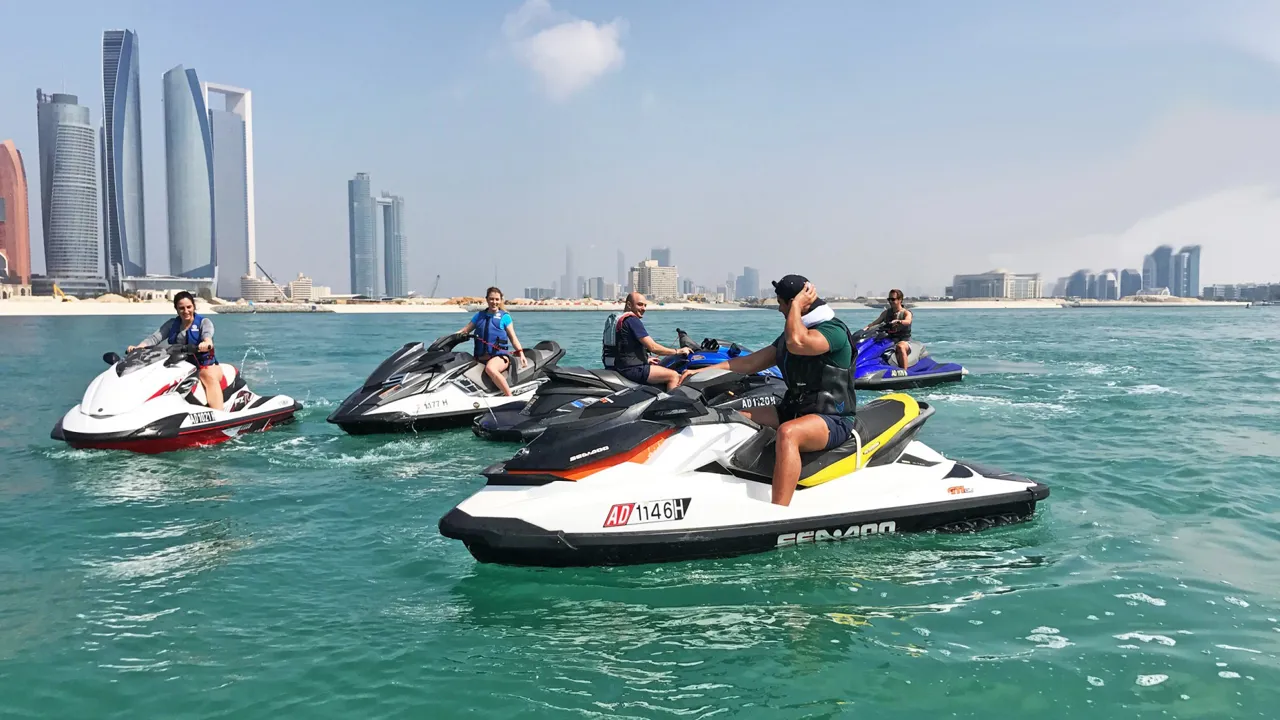 الدراجات المائية في أبوظبي — صورة ٢