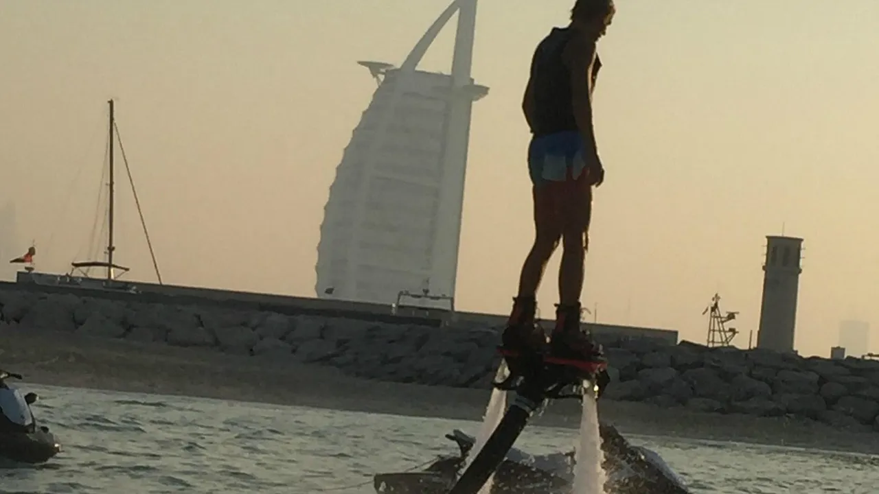 الفلاي بورد عند برج العرب — صورة ١