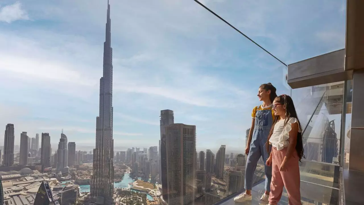 دليل سكاي فيو دبي ٢٠٢٦: الزلاجة الزجاجية، المشي على الحافة، وأيهما تختار